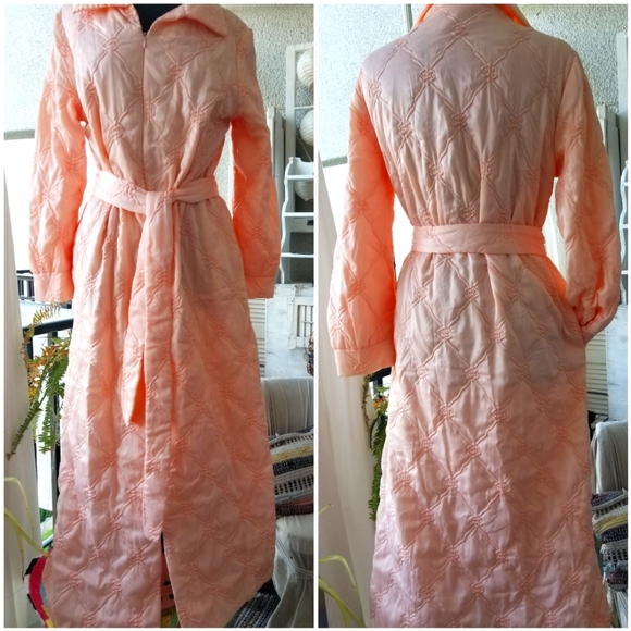 Granny's quilted robe!! Vintage 70s near new conditon